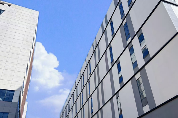 惠州厂房直租成功案例：某头部新能源汽车零部件厂3万平米洁净车间实景，45天快速交付，满足100万级净化标准